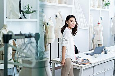 V社正在开发多个游戏 很多员工参与其中